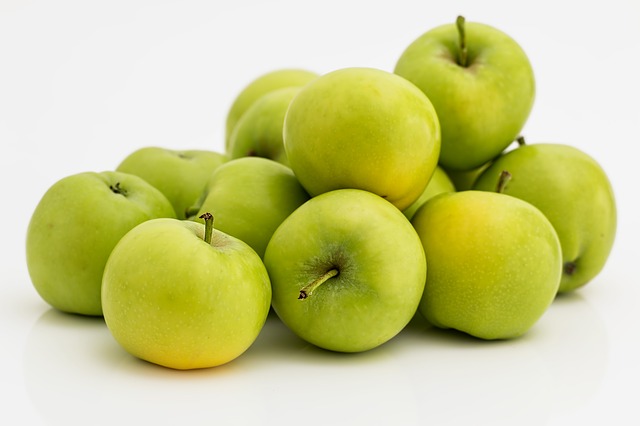 hromádka zelených jablek