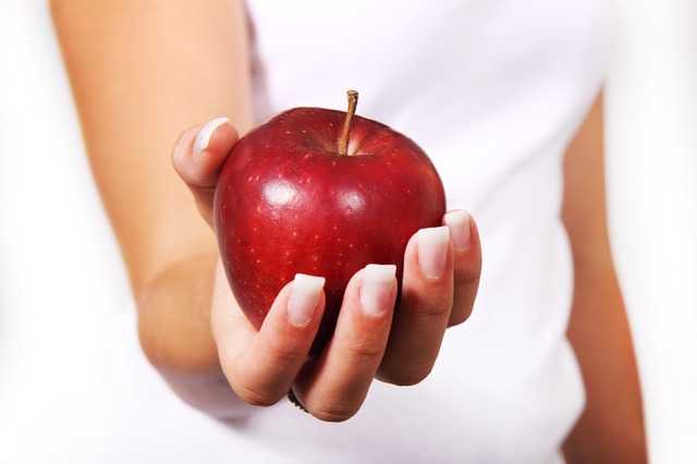 červené jablko v dlani